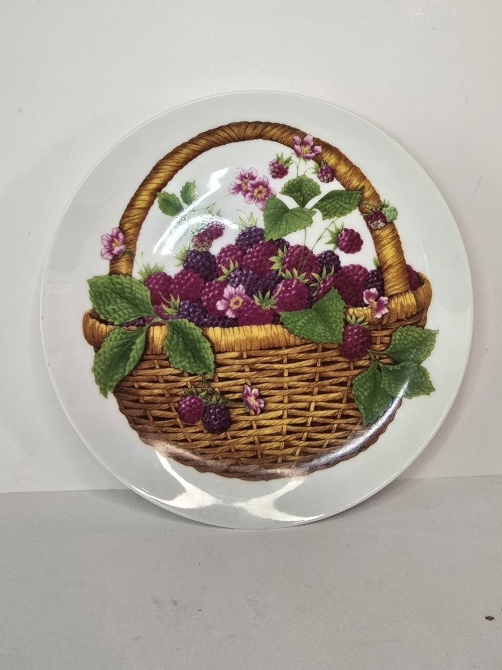 Vintage 1985 Avon Summer Fruit Collection Plate – Blackberries & Raspberries